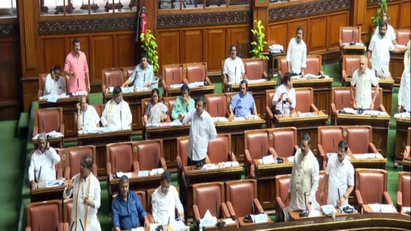 ಹನಿಟ್ರ್ಯಾಪ್‌ ಗದ್ದಲ| ಯತ್ನಾಳ್‌ಗೆ ಚೀಟಿ ಕೊಟ್ಟವರು ಸಿಎಂ ಆಪ್ತರಾ? – ಸಿಬಿಐ ತನಿಖೆಯಾಗಲಿ ಎಂದ ಸುರೇಶ್‌ ಗೌಡ