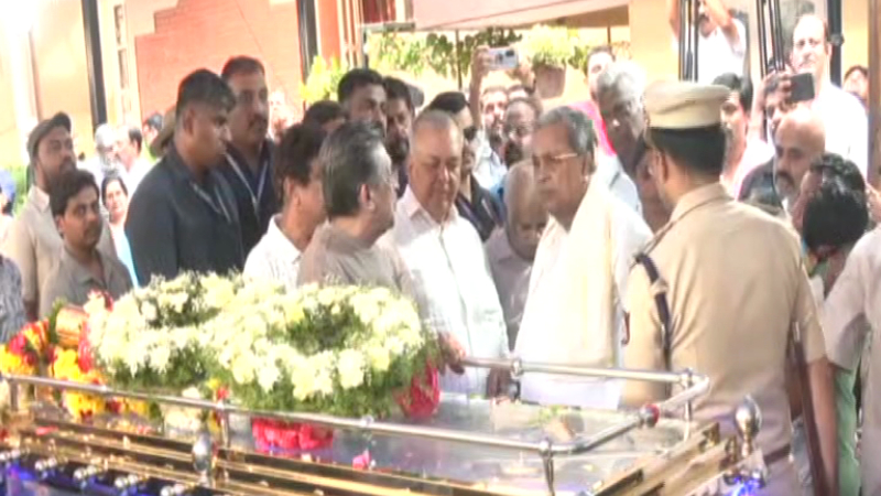 ಉಗ್ರರ ಗುಂಡಿಗೆ ಬಲಿಯಾದ ಭರತ್‌ ಭೂಷಣ್‌ ಅಂತಿಮ ದರ್ಶನ – ಮಗು ಮುಖ ನೋಡಿ ಸಿಎಂ ಭಾವುಕ