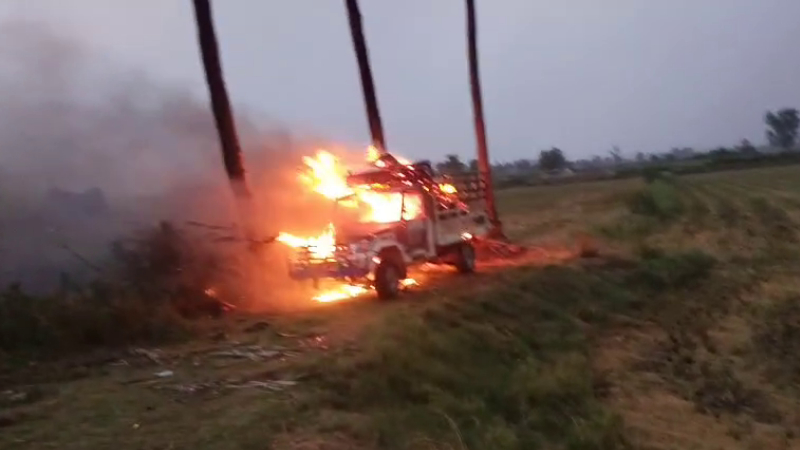 ದೇವದುರ್ಗದಲ್ಲಿ ಸಿಡಿಲಿಗೆ ಹೊತ್ತಿ ಉರಿದ ಬೊಲೆರೋ – ನಾಲ್ವರಿಗೆ ಗಾಯ