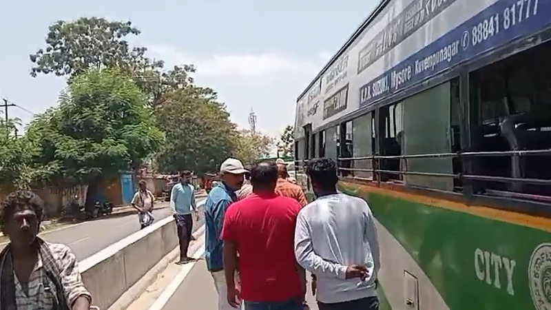 ಬಸ್‌ ನಿಲ್ಲಿಸದಿದ್ದಕ್ಕೆ ಕಲ್ಲೆಸೆದು ಅನ್ಯಕೋಮಿನ ಯುವಕರಿಂದ ದಾಂಧಲೆ – ಸಾರ್ವಜನಿಕರಿಂದ ಬಿತ್ತು ಗೂಸಾ