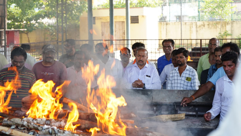 ಸಕಲ ಸರ್ಕಾರಿ ಗೌರವದೊಂದಿಗೆ ನೆರವೇರಿದ ಮಂಜುನಾಥ್ ಅಂತ್ಯಕ್ರಿಯೆ