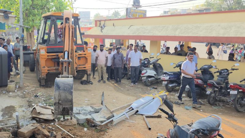 ಬಿಡದಿ ಪಟ್ಟಣದಲ್ಲಿ ಜೆಸಿಬಿಗಳ ಘರ್ಜನೆ – ಅಧಿಕಾರಿಗಳಿಂದ ಫುಟ್‌ಪಾತ್ ಒತ್ತುವರಿ ತೆರವು