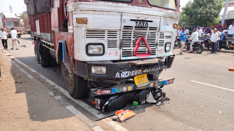 ಲಾರಿ, ಬೈಕ್, ಅಂಬುಲೆನ್ಸ್ ನಡುವೆ ಸರಣಿ ಅಪಘಾತ – ಬಿಎಸ್‌ಎಫ್ ಯೋಧ ಸ್ಥಳದಲ್ಲೇ ಸಾವು