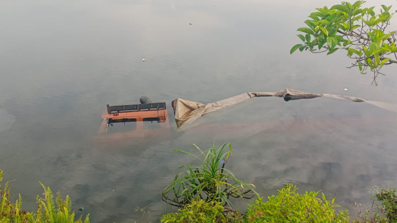 ನಿಯಂತ್ರಣ ತಪ್ಪಿ ನದಿಗೆ ಉರುಳಿದ ಲಾರಿ – ಚಾಲಕ ಪಾರು