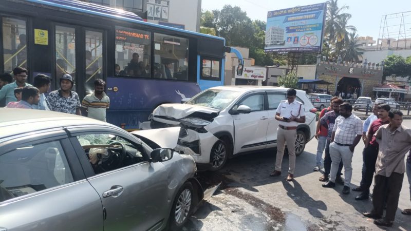 ಕಾರುಗಳ ಮಧ್ಯೆ ಮುಖಾಮುಖಿ ಡಿಕ್ಕಿ – ಓರ್ವ ಸಾವು, ಮೂವರಿಗೆ ಗಾಯ