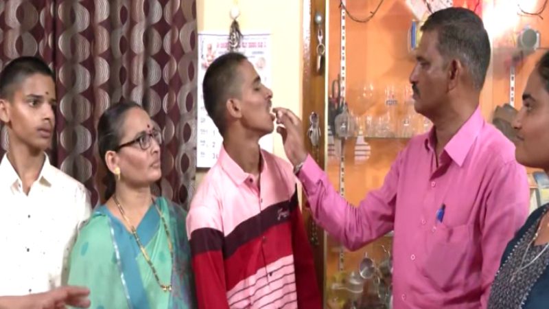 SSLC ಫಲಿತಾಂಶ| 6 ವಿಷಯಗಳಲ್ಲಿ ಫೇಲ್‌ ಆದ ಪುತ್ರನಿಗೆ ಕೇಕ್‌ ತಿನ್ನಿಸಿದ ಪೋಷಕರು!