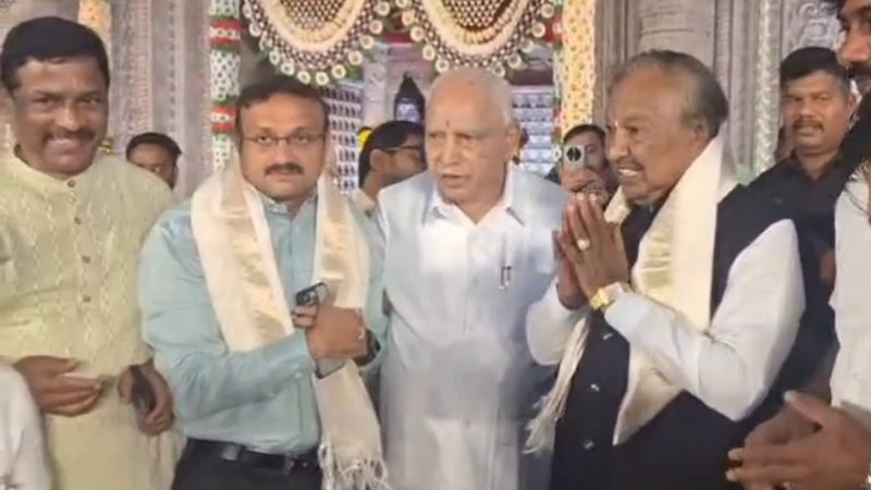 ಈಶ್ವರಪ್ಪಗೆ ಶಾಲು ಹೊದಿಸಿ ಸನ್ಮಾನಿಸಿದ ಬಿಎಸ್‍ವೈ – ಹೆಗಲ ಮೇಲೆ ಕೈ ಹಾಕಿ ಮಾತಾಡಿದ ಕುಚಿಕುಗಳು!