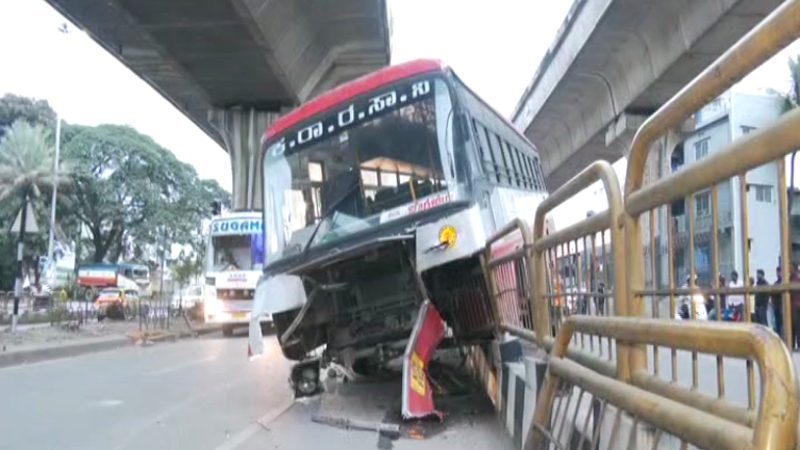Bengaluru | ಬ್ರೇಕ್ ಫೇಲ್ ಆಗಿ ಡಿವೈಡರ್‌ಗೆ KSRTC ಬಸ್ ಡಿಕ್ಕಿ