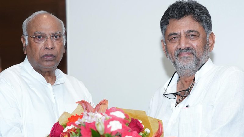 ಸುರ್ಜೇವಾಲಾ ರಾಜ್ಯ ಭೇಟಿಗೂ ಮುನ್ನವೇ ಕುತೂಹಲ ಕೆರಳಿಸಿದ ಮಲ್ಲಿಕಾರ್ಜುನ ಖರ್ಗೆ – ಡಿಕೆಶಿ ಭೇಟಿ