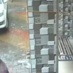 ಗುಜರಾತ್‍ನಲ್ಲಿ ಮಿರ‍್ಯಾಕಲ್ | ಮನೆ ಮುಂದೆ ಆಟ ಆಡ್ತಿದ್ದ ಮಗುವಿಗೆ ಕಾರು ಡಿಕ್ಕಿ – ಗ್ರೇಟ್ ಎಸ್ಕೇಪ್; ವಿಡಿಯೋ ವೈರಲ್‌