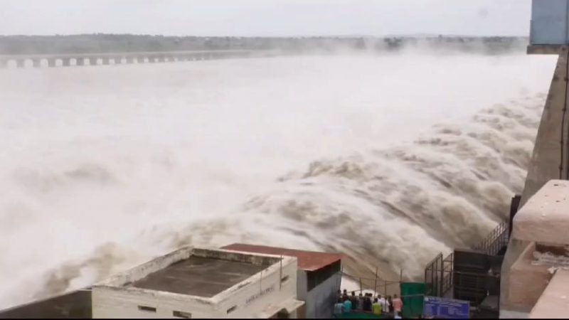 ನಾರಾಯಣಪುರ ಜಲಾಶಯದಿಂದ ಕೃಷ್ಣಾ ನದಿಗೆ 1 ಲಕ್ಷ ಕ್ಯೂಸೆಕ್ ನೀರು ಬಿಡುಗಡೆ