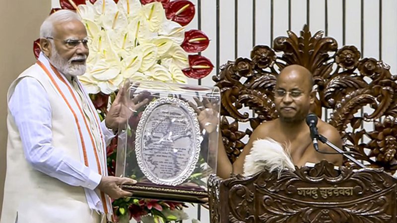 ಪ್ರಧಾನಿ ಮೋದಿಗೆ `ಧರ್ಮ ಚಕ್ರವರ್ತಿ’ ಬಿರುದು ಪ್ರದಾನ