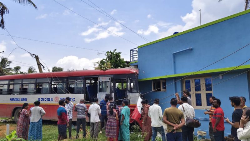 Tumakuru | ಟೈಯರ್ ಬ್ಲಾಸ್ಟ್ ಆಗಿ ಮನೆಗೆ ನುಗ್ಗಿದ KSRTC ಬಸ್