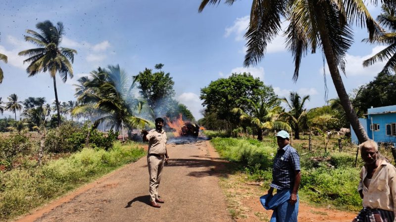 ಬೆಂಕಿ ಬಿದ್ದರೂ ತಿಳಿಯದೇ ಟ್ರ್ಯಾಕ್ಟರ್‌ ಚಾಲನೆ- ನಾಲ್ವರು ಅಪಾಯದಿಂದ ಪಾರು