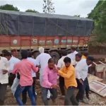 ಕಾಮಗಾರಿ ಪರಿಶೀಲನೆ ವೇಳೆ ರಸ್ತೆ ಕುಸಿದು ಉರುಳಿ ಬಿತ್ತು ಟ್ರಕ್‌ – ಓಡಿ ಪಾರಾದ ಜನ