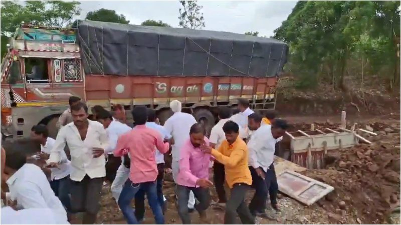 ಕಾಮಗಾರಿ ಪರಿಶೀಲನೆ ವೇಳೆ ರಸ್ತೆ ಕುಸಿದು ಉರುಳಿ ಬಿತ್ತು ಟ್ರಕ್‌ – ಓಡಿ ಪಾರಾದ ಜನ