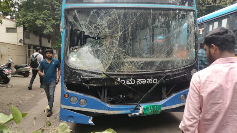 ಕಂಡಕ್ಟರ್ ಯಡವಟ್ಟು, ಹೋಟೆಲ್‍ಗೆ ನುಗ್ಗಿದ ಬಿಎಂಟಿಸಿ ಬಸ್ – ಐವರಿಗೆ ಗಾಯ