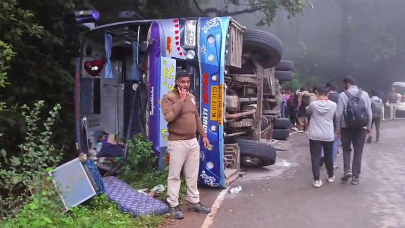 ಚಿಕ್ಕಮಗಳೂರು | ಪ್ರವಾಸಿ ಬಸ್‌ ಪಲ್ಟಿ – 25 ಮಂದಿಗೆ ಗಾಯ, ಇಬ್ಬರ ಸ್ಥಿತಿ ಗಂಭೀರ