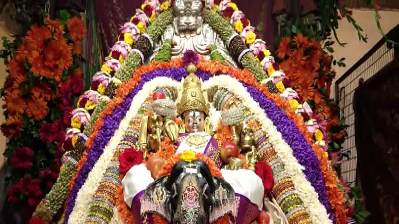 3ನೇ ಆಷಾಢ ಸಂಭ್ರಮ; ಗಜ ಲಕ್ಷ್ಮಿ, ನಾಗಲಕ್ಷ್ಮಿ ಅಲಂಕಾರದಲ್ಲಿ ಕಂಗೊಳಿಸಿದ ಚಾಮುಂಡಿ ತಾಯಿ