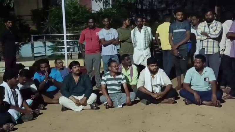 ಮೊಳಕಾಲ್ಮೂರಲ್ಲಿ ಬೀದಿಗೆ ಬಂದ ‘ಕೈ’ ನಾಯಕರ ಶೀತಲ ಸಮರ – ಪ.ಪಂ. ಕಚೇರಿ ಬಳಿ ಯೋಗೀಶ್ ಬಾಬು ಧರಣಿ