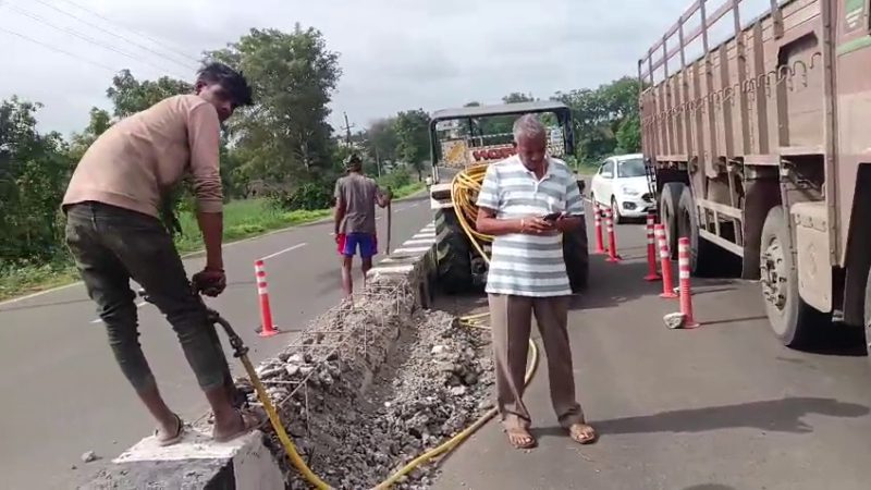 ತಿಮ್ಮಾಪುರ ಬೆಂಬಲಿಗನಿಂದ ಗೊಬ್ಬರದ ಅಂಗಡಿಗಾಗಿ ಹೈವೇ ಡಿವೈಡರ್‌ ತೆರವು – ಗ್ರಾಮಸ್ಥರಿಂದ ಪ್ರತಿಭಟನೆ