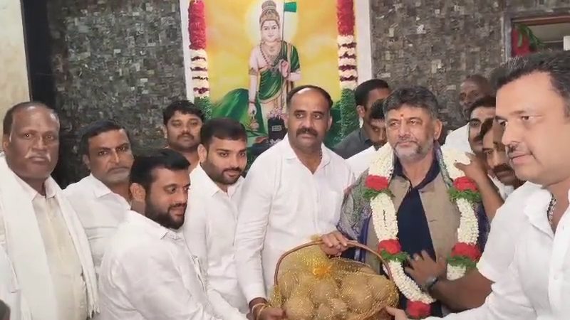ಸಿಎಂ ಕುರ್ಚಿ ಕದನದ ಮಧ್ಯೆ ಡಿಕೆಶಿ ಟೆಂಪನ್‌ ರನ್‌ – ನಾಗೇಶ್ವರ ದೇವಾಲಯಕ್ಕೆ ದಿಢೀರ್ ಭೇಟಿ