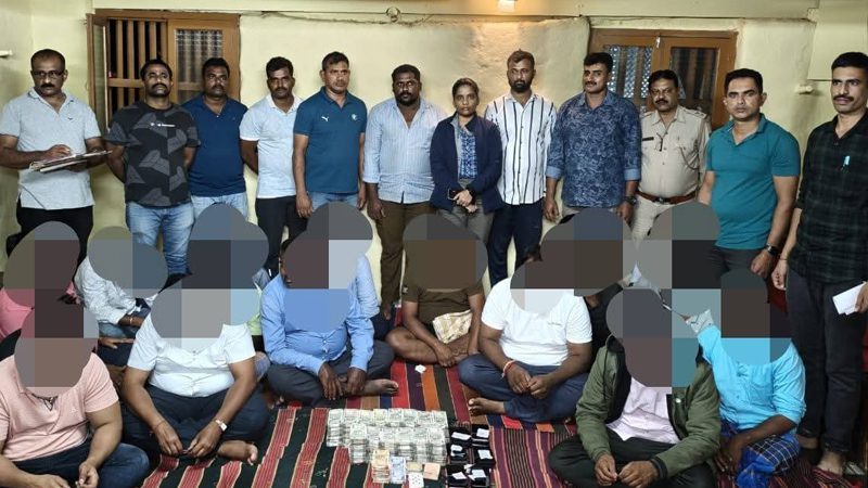ಇಸ್ಪೀಟ್ ಅಡ್ಡೆ ಮೇಲೆ ದಾಳಿ – ಬರೋಬ್ಬರಿ 49 ಲಕ್ಷ ಹಣ, 4 ಕಾರು, 15 ಮೊಬೈಲ್‌ ಸೀಜ್‌, 19 ಮಂದಿ ಬಂಧನ