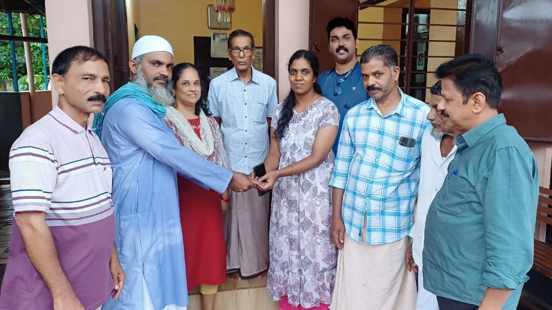 3 ವರ್ಷದ ಹಿಂದೆ ಕಾಗೆ ಹೊತ್ತೊಯ್ದ ಚಿನ್ನದ ಬಳೆ ಮರಳಿ ಒಡತಿಯ ಕೈಗೆ