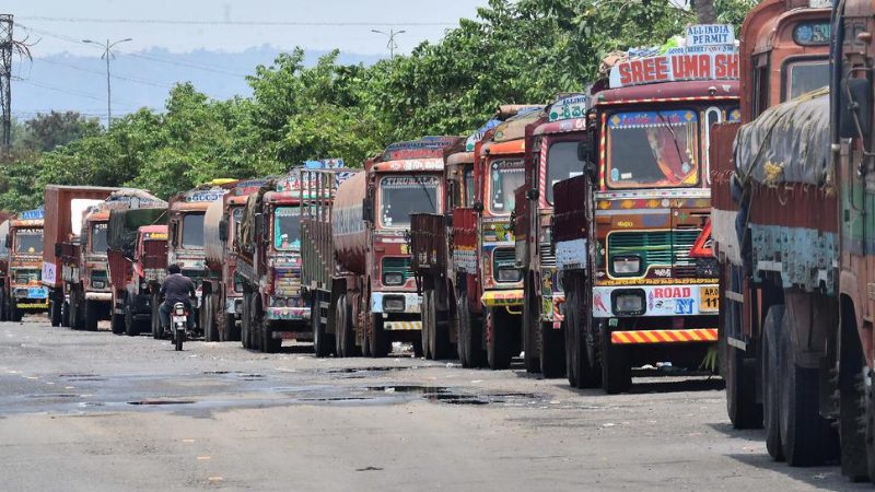 ಮಡಿಕೇರಿ | ಮಳೆ ಹಿನ್ನೆಲೆ ಭಾರೀ ವಾಹನಗಳಿಗೆ ನಿಷೇಧ – ಆದೇಶ ಉಲ್ಲಂಘಿಸಿದ 12 ಲಾರಿಗಳು ವಶಕ್ಕೆ