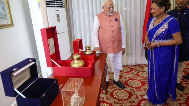 ಟ್ರಿನಿಡಾಡ್ ಪ್ರಧಾನಿಗೆ ಮಹಾಕುಂಭದ ಜಲ, ರಾಮಮಂದಿರದ ಪ್ರತಿಕೃತಿ ಉಡುಗೊರೆಯಾಗಿ ನೀಡಿದ ಮೋದಿ