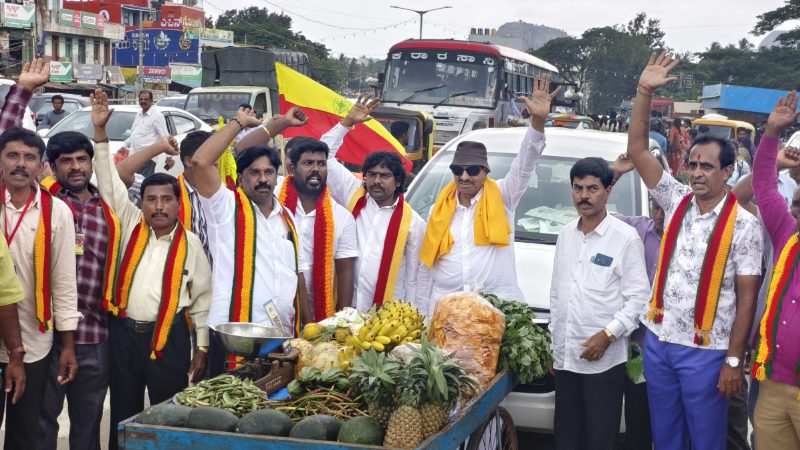 ಸಣ್ಣ ವ್ಯಾಪಾರಿಗಳಿಗೆ ಜಿಎಸ್‌ಟಿ ನೋಟಿಸ್ – ರಾಮನಗರದಲ್ಲಿ ವಾಟಾಳ್ ಪ್ರತಿಭಟನೆ