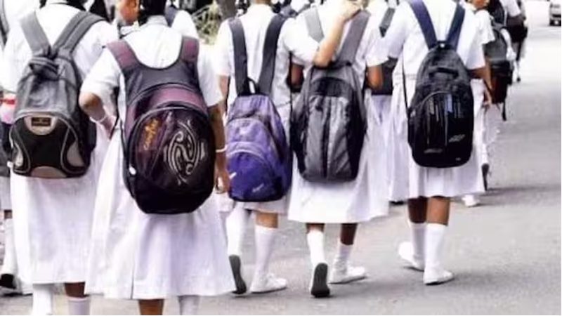 ಮಹಾರಾಷ್ಟ್ರ | ರಕ್ತದ ಕಲೆ ಕಂಡುಬಂದಿದ್ದಕ್ಕೆ ಬಲವಂತವಾಗಿ ವಿದ್ಯಾರ್ಥಿನಿಯರ ಬಟ್ಟೆ ಬಿಚ್ಚಿಸಿದ ಪ್ರಿನ್ಸಿಪಾಲ್‌