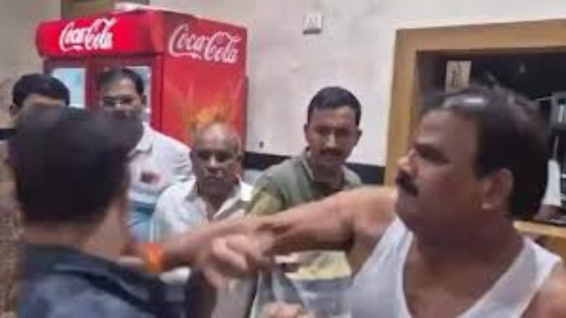 ಹಳಸಿದ ದಾಲ್‌ ಬಡಿಸಿದ್ದಕ್ಕೆ ಶಾಸಕನಿಂದ ಕ್ಯಾಂಟೀನ್‌ ಸಿಬ್ಬಂದಿ ಮೇಲೆ ಹಲ್ಲೆ – ಕ್ಯಾಂಟೀನ್‌ ಲೈಸೆನ್ಸೇ ರದ್ದು