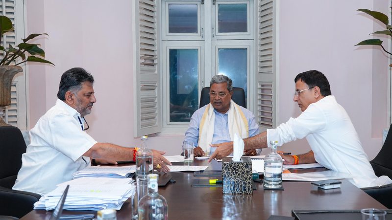 22 ಸಚಿವರ ಮೀಟಿಂಗ್ ಬೆನ್ನಲ್ಲೇ ಸಿಎಂ-ಡಿಸಿಎಂ ಜೊತೆ ಸುರ್ಜೇವಾಲಾ ಸಭೆ – ಕೆರಳಿದ ಕುತೂಹಲ