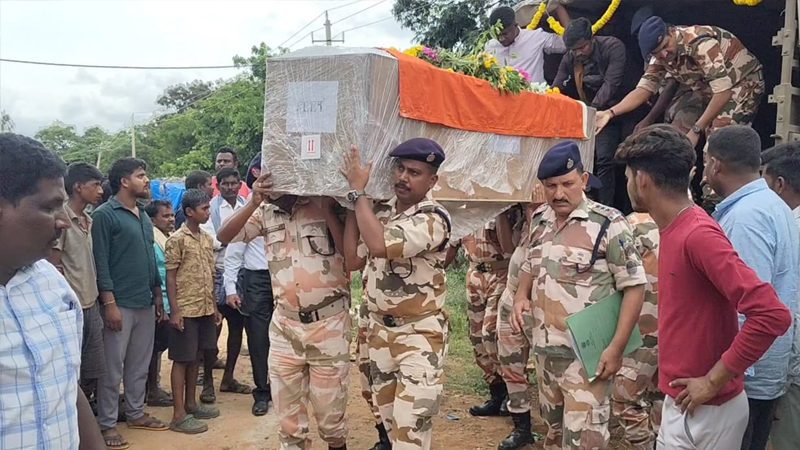 ಮಲಗಿದ್ದಲ್ಲೇ ಹೃದಯಾಘಾತದಿಂದ ಯೋಧ ಸಾವು – ಹುಟ್ಟೂರಲ್ಲಿ ಸೇನಾ ಗೌರವಗಳೊಂದಿಗೆ ಅಂತ್ಯಕ್ರಿಯೆ