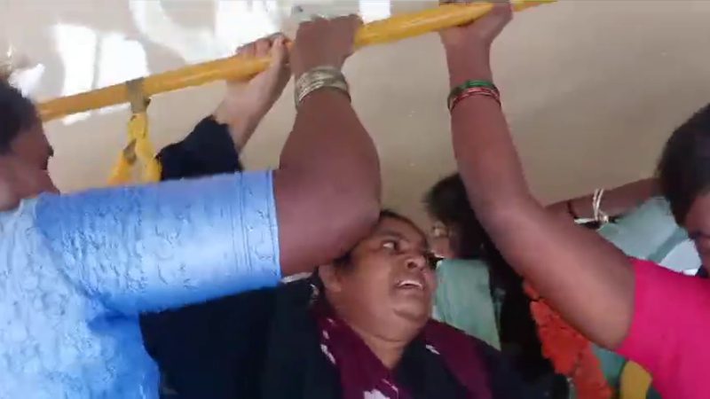 ಫ್ರೀ ಬಸ್ ಎಫೆಕ್ಟ್ – ಉಸಿರುಗಟ್ಟಿ ಕಾಪಾಡಿ ಎಂದು ಕೂಗಿಕೊಂಡ ಮಹಿಳೆ