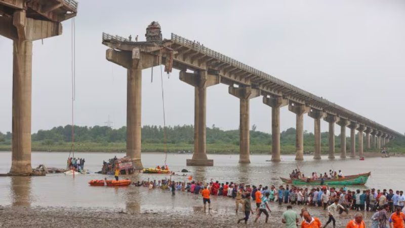 ವಡೋದರಾ ಸೇತುವೆ ಕುಸಿದು 13 ಮಂದಿ ಸಾವು ಕೇಸ್‌ – ನಾಲ್ವರು ಎಂಜಿನಿಯರ್‌ಗಳು ಅಮಾನತು