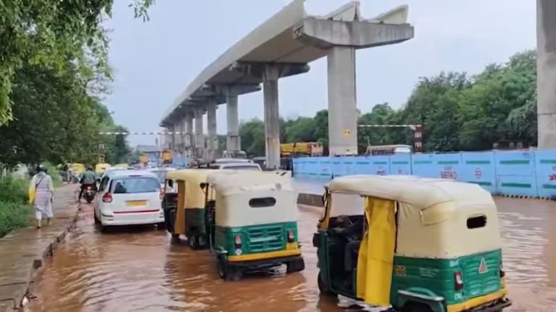 ದೆಹಲಿಯಲ್ಲಿ ಮಳೆ ಆರ್ಭಟ; ಪ್ರಮುಖ ರಸ್ತೆಗಳು ಜಲಾವೃತ – ಸಂಚಾರ ಅಸ್ತವ್ಯಸ್ತ