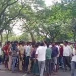 ಕಾಡಾನೆ ದಾಳಿಯಿಂದ ರೈತನ ಕಾಲು ಮುರಿತ – ನಡುರಸ್ತೆಯಲ್ಲೇ ಮಲಗಿಸಿ ಪ್ರತಿಭಟಿಸಿದ ಗ್ರಾಮಸ್ಥರು