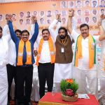 ಮುನಿಸು ಮರೆತು ಒಂದಾದ ರೆಡ್ಡಿ-ರಾಮುಲು; ಇಬ್ಬರ ಕೈ ಹಿಡಿದೆತ್ತಿದ ವಿಜಯೇಂದ್ರ