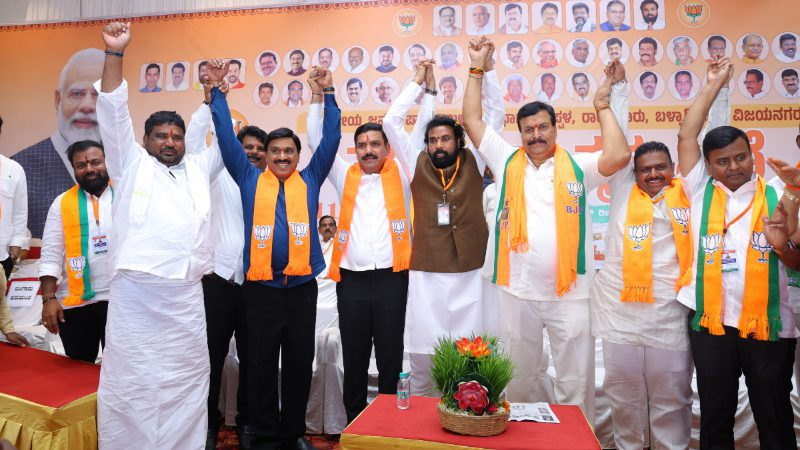 ಮುನಿಸು ಮರೆತು ಒಂದಾದ ರೆಡ್ಡಿ-ರಾಮುಲು; ಇಬ್ಬರ ಕೈ ಹಿಡಿದೆತ್ತಿದ ವಿಜಯೇಂದ್ರ