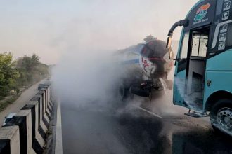 ಹೈದರಾಬಾದ್‌-ಬೆಂಗಳೂರು ಹೆದ್ದಾರಿಯಲ್ಲಿ ಆ್ಯಸಿಡ್‌ ಟ್ಯಾಂಕರ್‌ಗೆ ಸ್ಲೀಪರ್‌ ಬಸ್‌ ಡಿಕ್ಕಿ – ತಪ್ಪಿದ ಭಾರೀ ದುರಂತ!