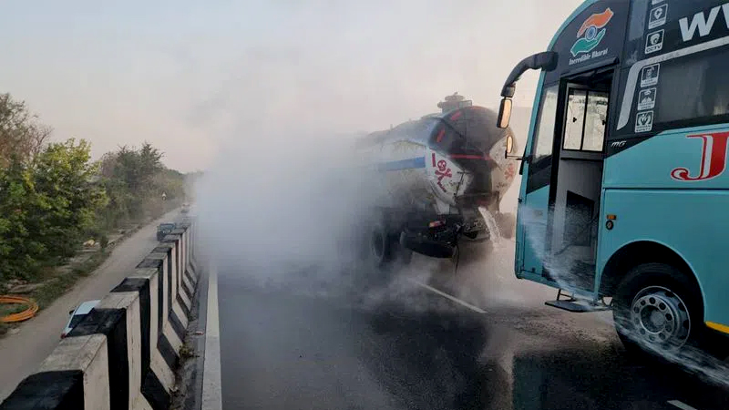 ಹೈದರಾಬಾದ್‌-ಬೆಂಗಳೂರು ಹೆದ್ದಾರಿಯಲ್ಲಿ ಆ್ಯಸಿಡ್‌ ಟ್ಯಾಂಕರ್‌ಗೆ ಸ್ಲೀಪರ್‌ ಬಸ್‌ ಡಿಕ್ಕಿ – ತಪ್ಪಿದ ಭಾರೀ ದುರಂತ!