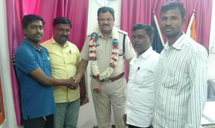 ಬ್ಲಾಕ್ಮೇಲ್ ಹಣದಲ್ಲಿ ಪಡಿತರ ವಿತರಿಸಿ ಫೋಟೋಗೆ ಪೋಸ್ ಕೊಟ್ಟ ಬಿಜೆಪಿ ಸಂಸದನ ಪುತ್ರ 4 Amaresh Karadi MP Son 7