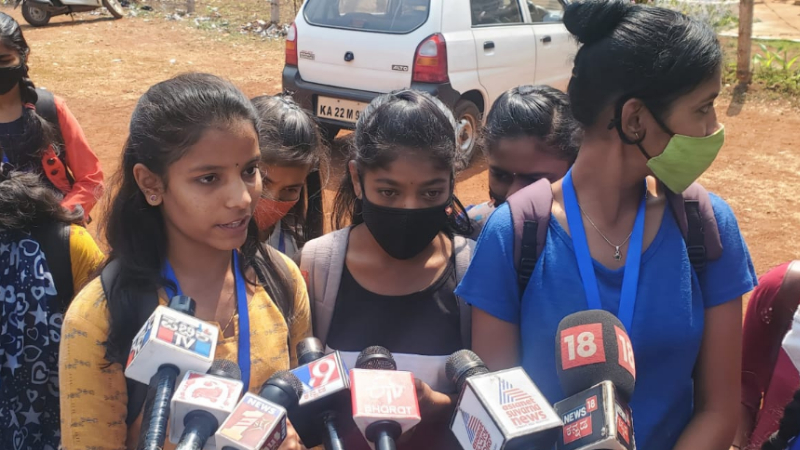 ಇನ್ಸ್ಟಾಗ್ರಾಮ್ನಲ್ಲಿ ಹಿಜಬ್ ತೆಗೆದು ರೀಲ್ಸ್ ಹಾಕ್ತಾರೆ ಈಗ ತೆಗೆಯೋಕಾಗಲ್ವಾ ಇನ್ಸ್ಟಾಗ್ರಾಮ್ನಲ್ಲಿ ಹಿಜಬ್ ತೆಗೆದು ರೀಲ್ಸ್ ಹಾಕ್ತಾರೆ ಈಗ ತೆಗೆಯೋಕಾಗಲ್ವಾ
