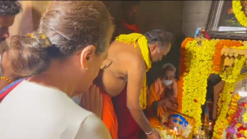 Sonia Gandhi offering Dussehra Prayers at Bheemanakolli Temple in Begur Village in H.D.Kote Assembly 2