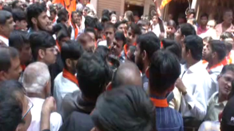 ‘attacked for playing ‘Hanuman Chalisa shop owner Shobha Karandlaje hindu activists detained Bengaluru