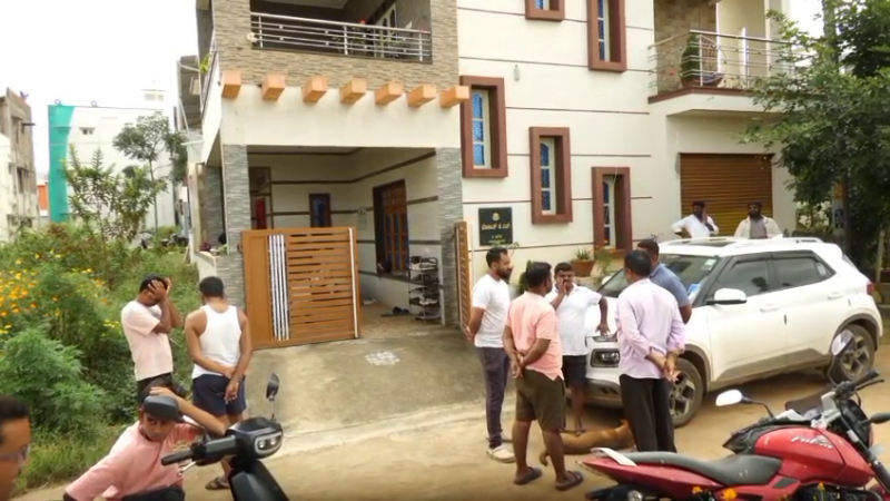 ವರಮಹಾಲಕ್ಷ್ಮಿ ಹಬ್ಬಕ್ಕೆ ಬ್ಯಾಂಕ್ ಲಾಕರ್ನಿಂದ ತಂದಿದ್ದ 1 ಕೆಜಿ ಚಿನ್ನ, 15 ಲಕ್ಷ ನಗದು ಕಳ್ಳರ ಪಾಲು! 1 1 kg gold rs 15 lakh cash stolen in hassan