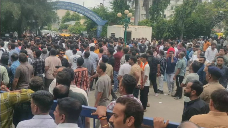 ಶಾಲೆಯಲ್ಲೇ ಹಿರಿಯ ವಿದ್ಯಾರ್ಥಿಗೆ ಚಾಕು ಇರಿತ - ಚಿಕಿತ್ಸೆ ಫಲಿಸದೇ ಬಾಲಕ ಸಾವು 1 Ahmedabad School stabbing case school