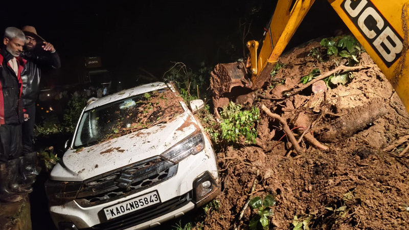 ಮಂಗಳೂರು-ಬೆಂಗಳೂರು ರೈಲು ಸಂಚಾರ ಮಾರ್ಗದಲ್ಲಿ ಗುಡ್ಡ ಕುಸಿತ - ರಾತ್ರಿಯಿಡೀ ತೆರವು ಕಾರ್ಯ 5 Hassan 2